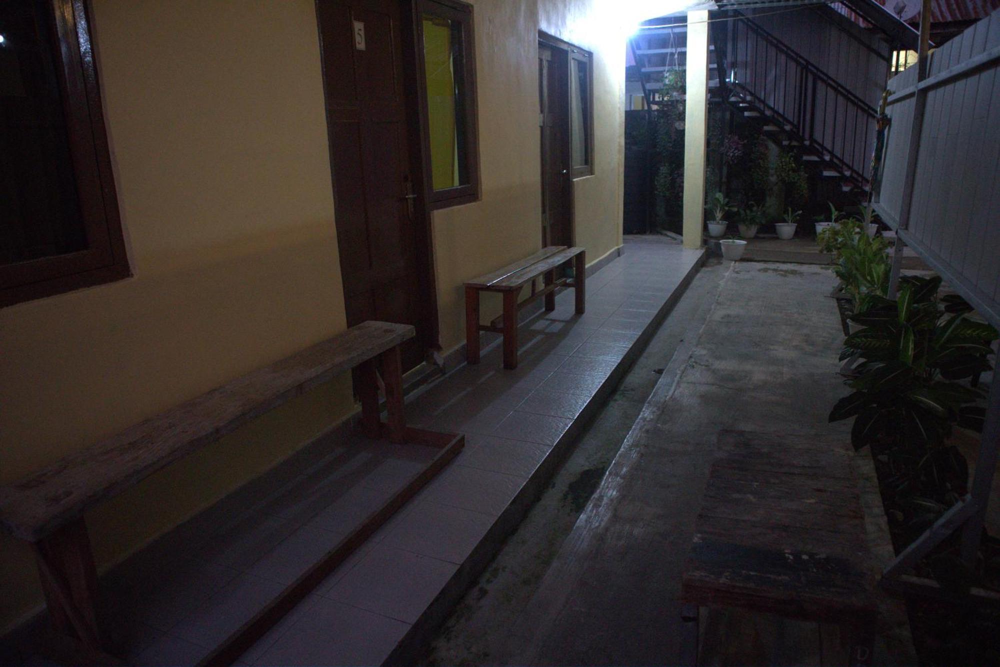 Tange Guest House Ruteng Exterior foto